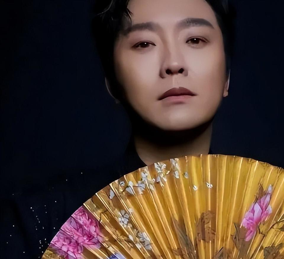 善恶终有报！47岁跌落神坛的李玉刚，终是活成了跳梁小丑