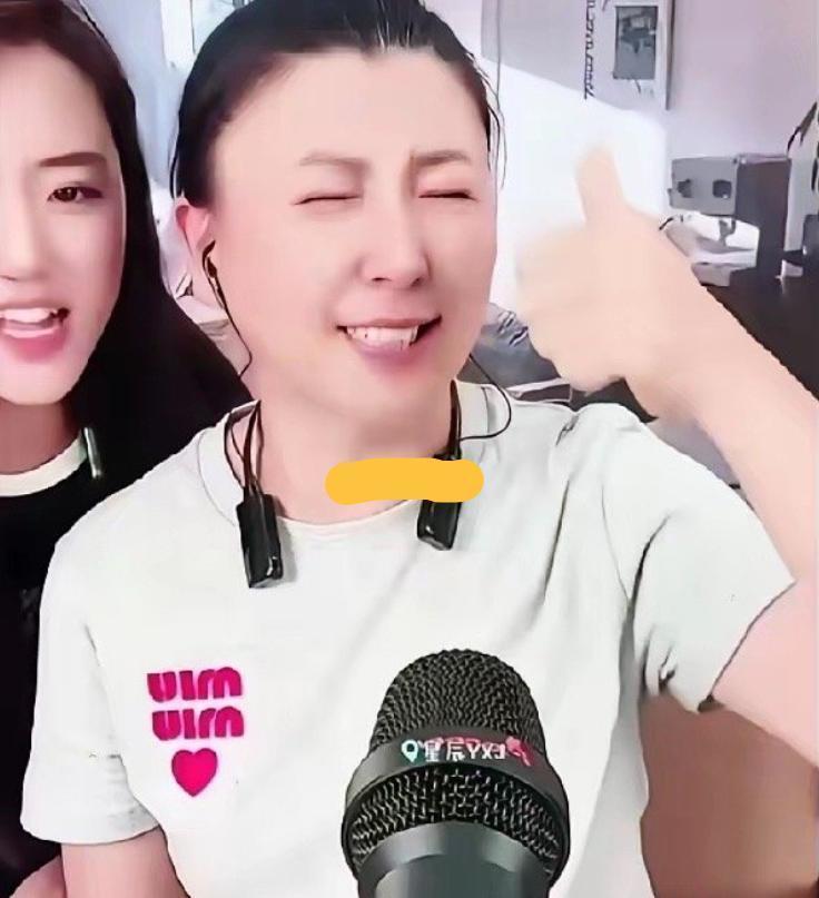 卷土重来？网传闫学晶又开直播了，看似表情很轻松，却挡不住的慌乱