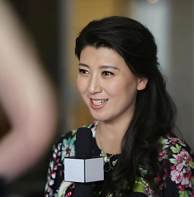 卷土重来？网传闫学晶又开直播了，看似表情很轻松，却挡不住的慌乱