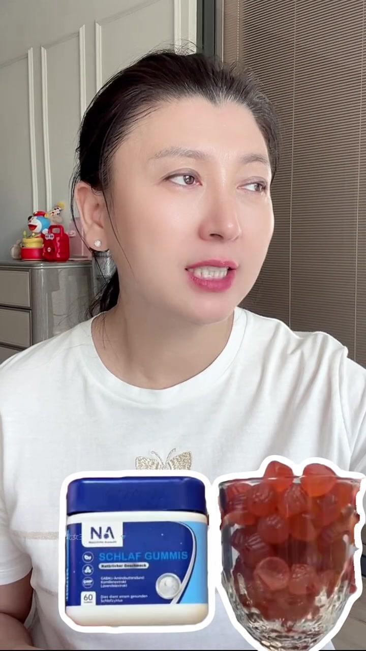 卷土重来？网传闫学晶又开直播了，看似表情很轻松，却挡不住的慌乱