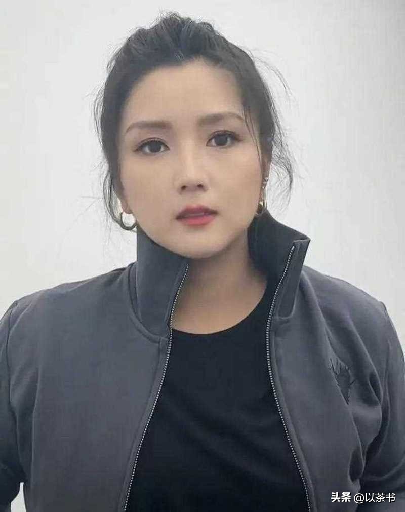 分手15年，释小龙何洁境遇大有不同，一个新戏不断，一个养不起娃