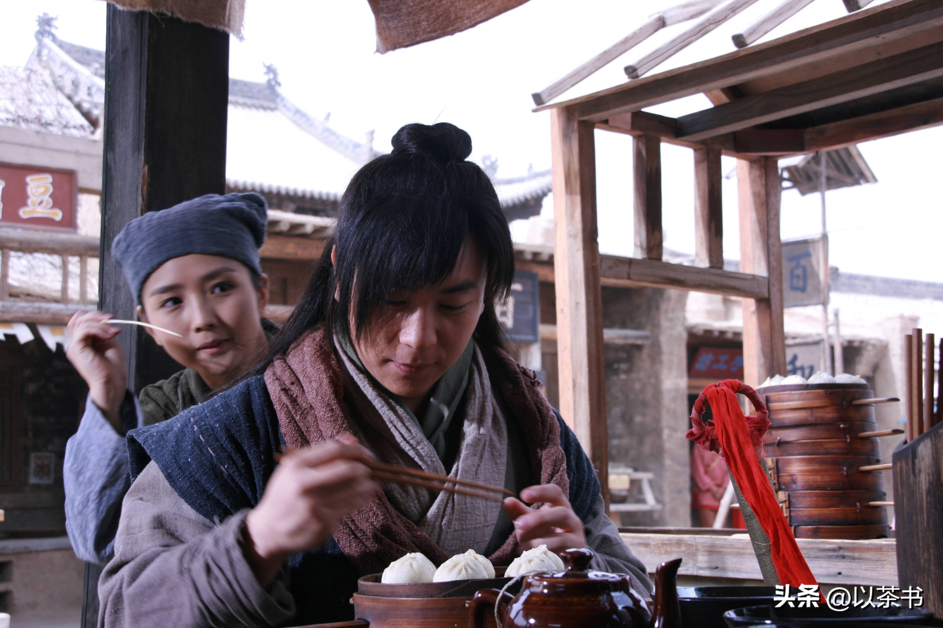 分手15年，释小龙何洁境遇大有不同，一个新戏不断，一个养不起娃