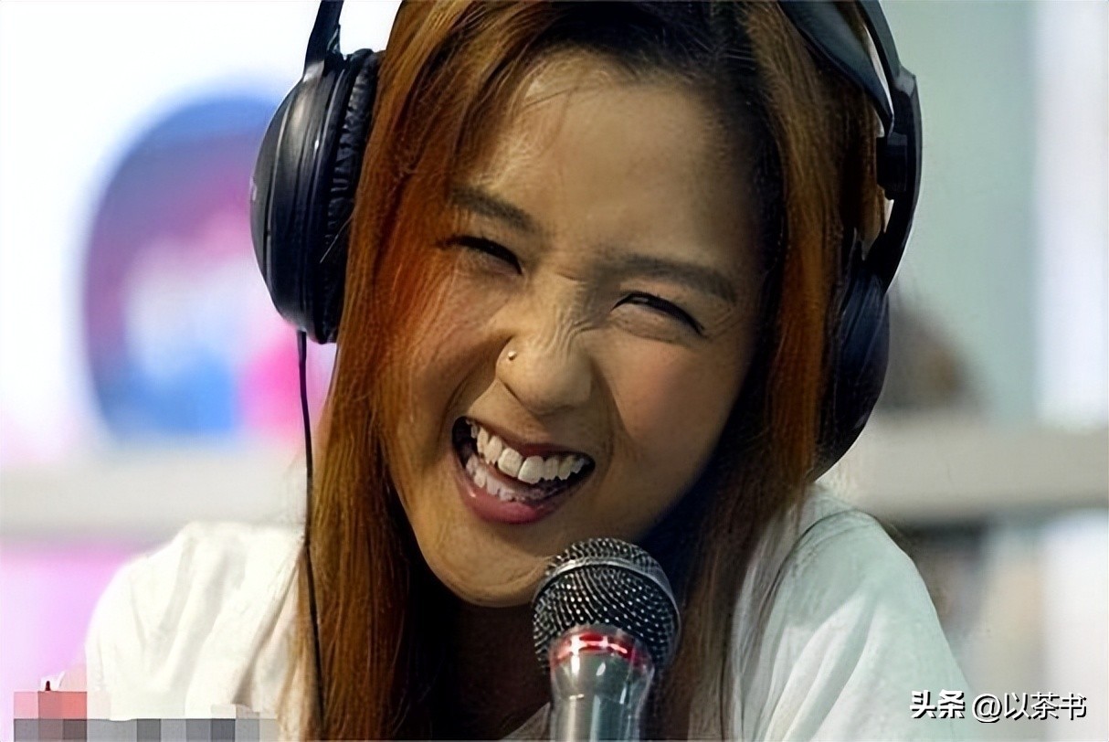 分手15年，释小龙何洁境遇大有不同，一个新戏不断，一个养不起娃