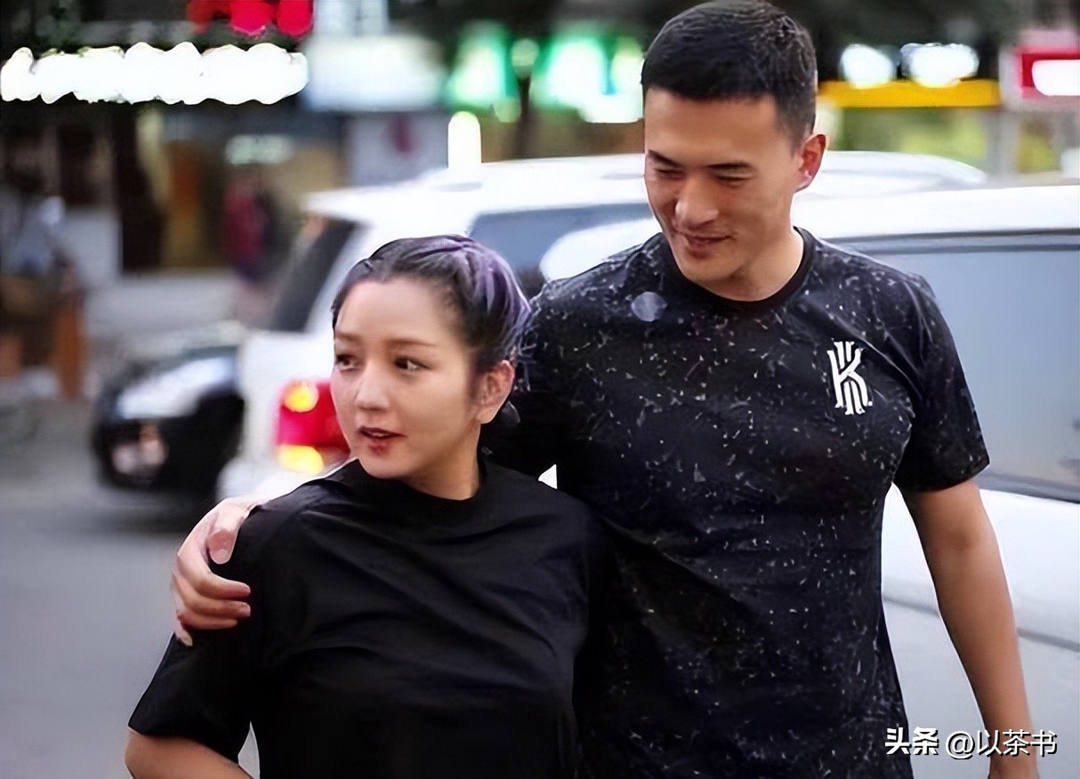 分手15年，释小龙何洁境遇大有不同，一个新戏不断，一个养不起娃