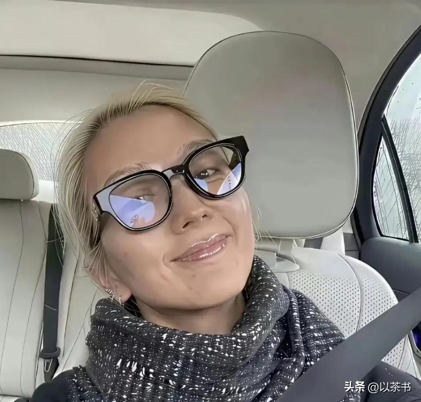 分手15年，释小龙何洁境遇大有不同，一个新戏不断，一个养不起娃