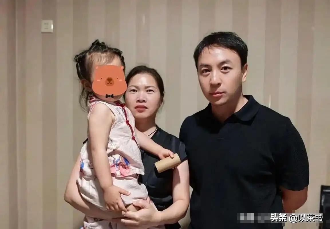 分手15年，释小龙何洁境遇大有不同，一个新戏不断，一个养不起娃