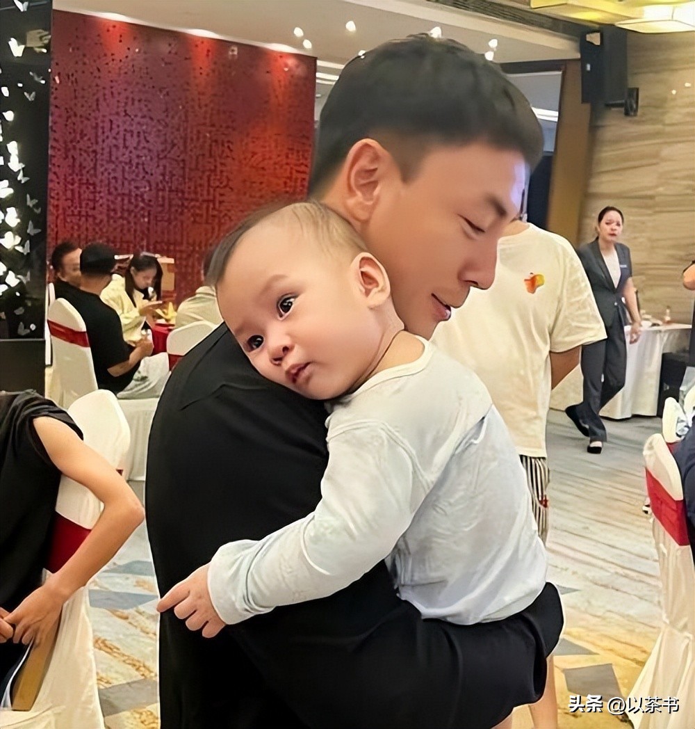 分手15年，释小龙何洁境遇大有不同，一个新戏不断，一个养不起娃