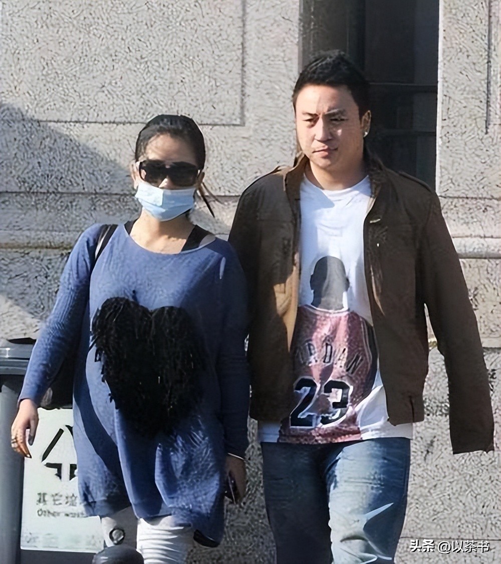 分手15年，释小龙何洁境遇大有不同，一个新戏不断，一个养不起娃