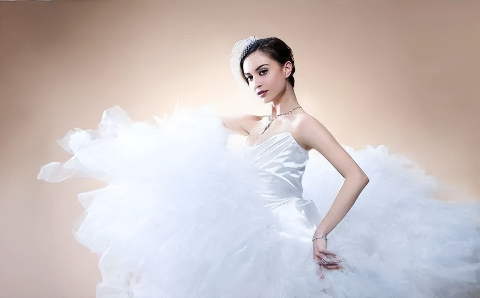 她为富豪5年生下4个孩子,拿到5亿分手费后离开了,如今她怎样了 她为富豪5年生下4个孩子,拿到5亿分手费后离开了,如今她怎样了