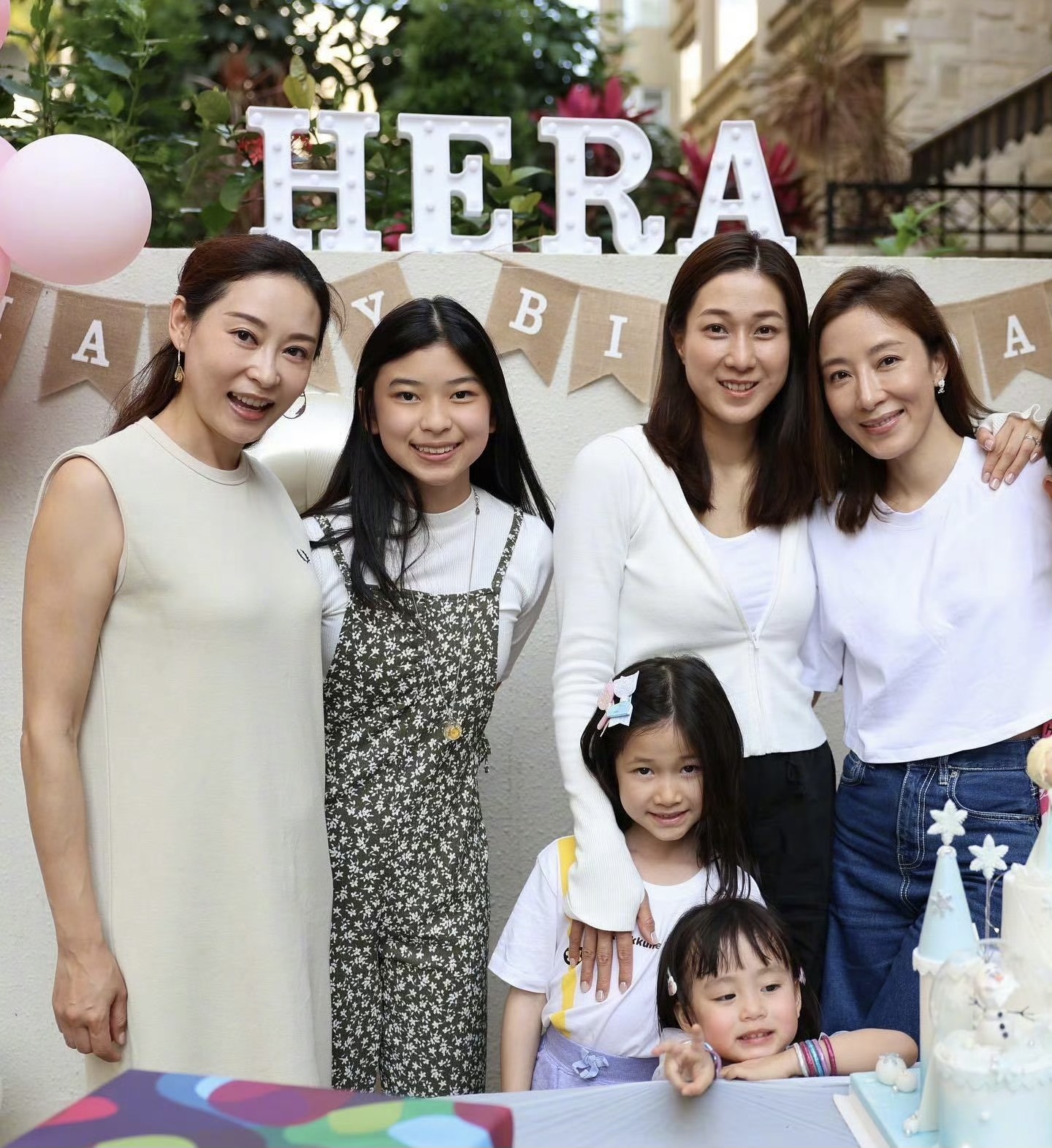 TVB昔日经典荧幕cp罕合体！女方晒亲密合照，男方竟被错认成林峯