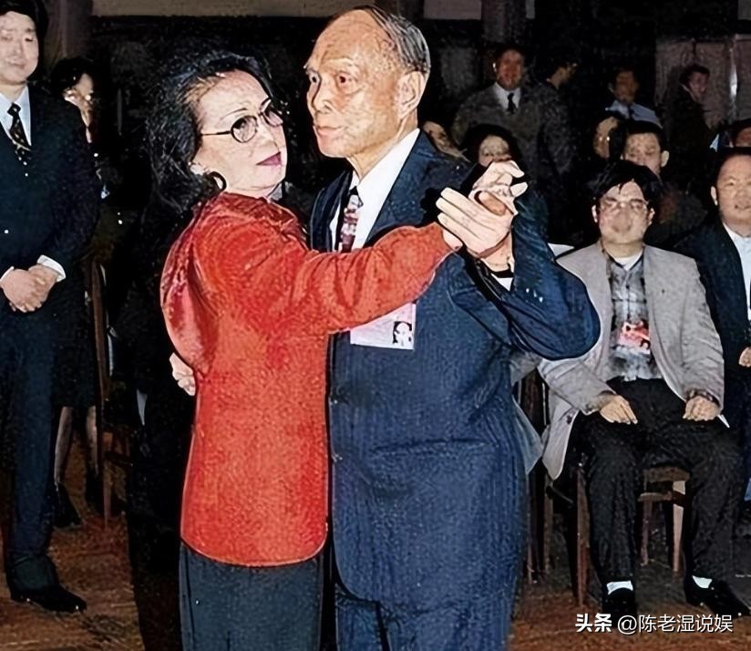 为豪门连生四子，丈夫去世不争遗产，如今4个儿子一个比一个争气