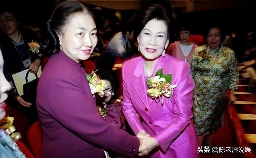 为豪门连生四子，丈夫去世不争遗产，如今4个儿子一个比一个争气