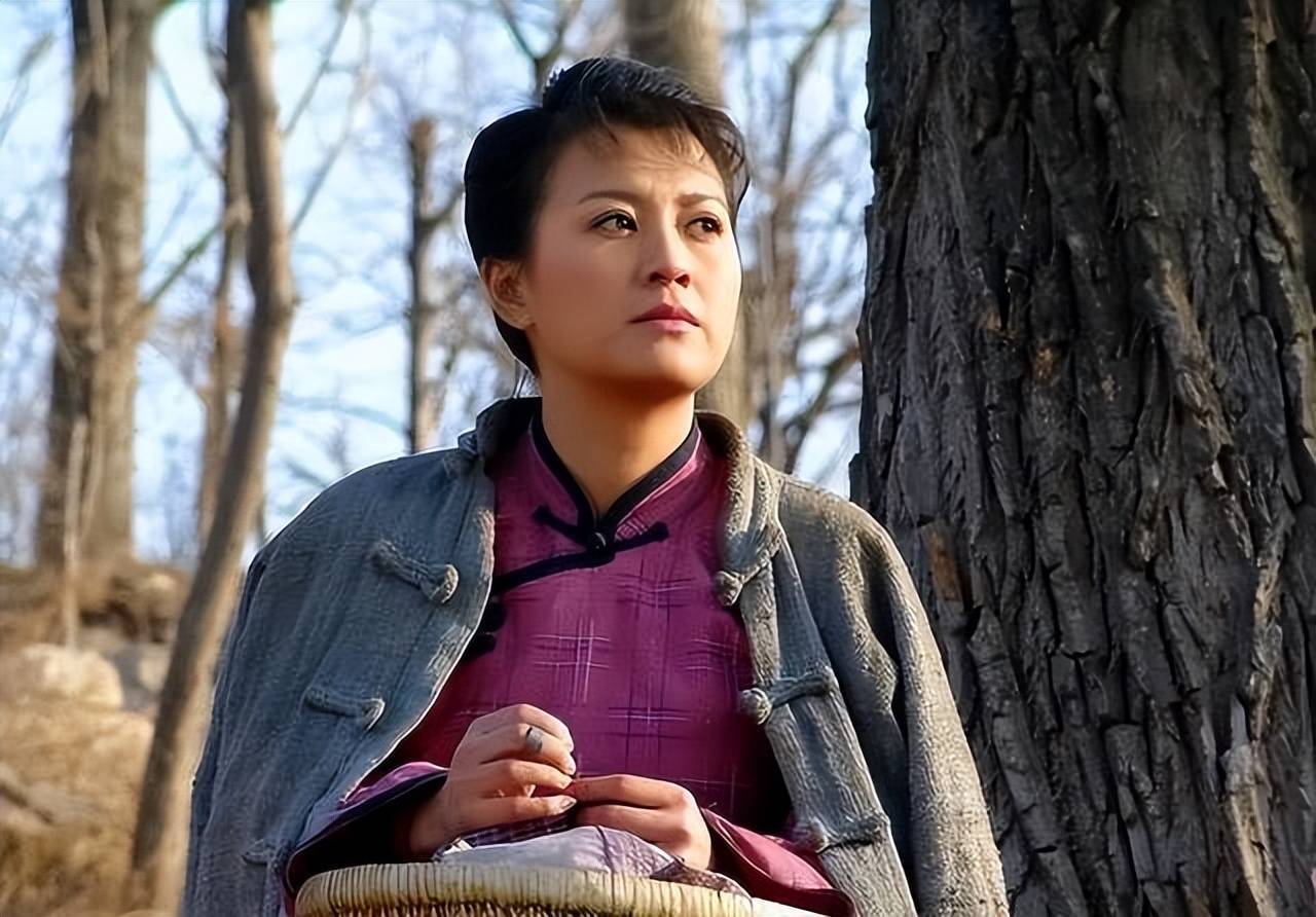 他三婚三离，发妻再嫁李幼斌，65岁独自抚养3个娃，生活悠哉幸福