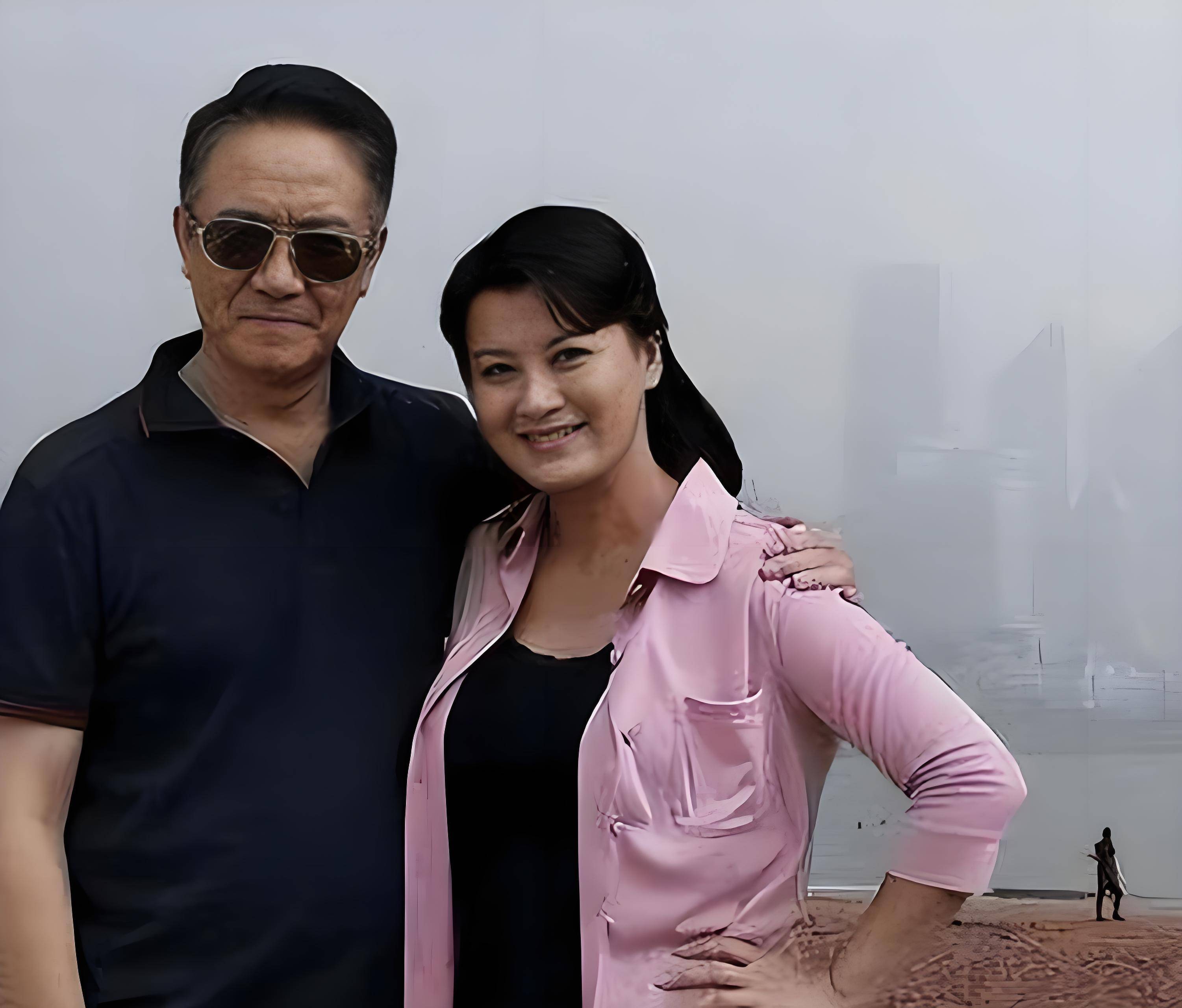 他三婚三离，发妻再嫁李幼斌，65岁独自抚养3个娃，生活悠哉幸福