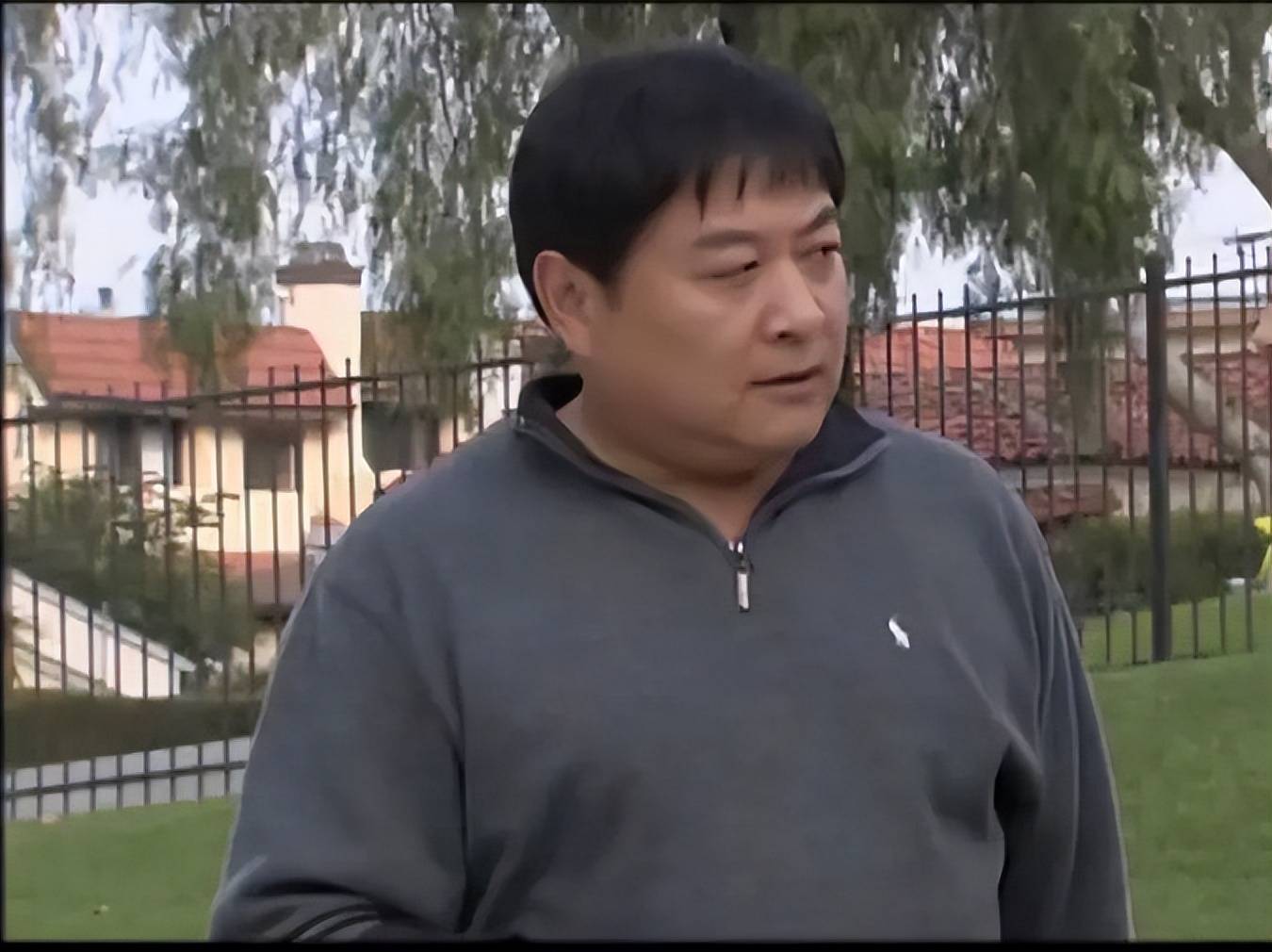 他三婚三离，发妻再嫁李幼斌，65岁独自抚养3个娃，生活悠哉幸福