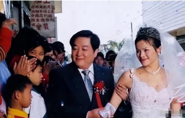 他三婚三离，发妻再嫁李幼斌，65岁独自抚养3个娃，生活悠哉幸福