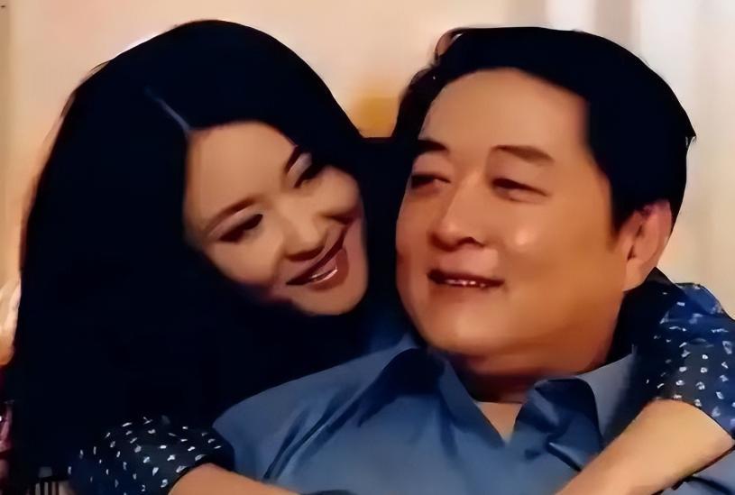 他三婚三离，发妻再嫁李幼斌，65岁独自抚养3个娃，生活悠哉幸福