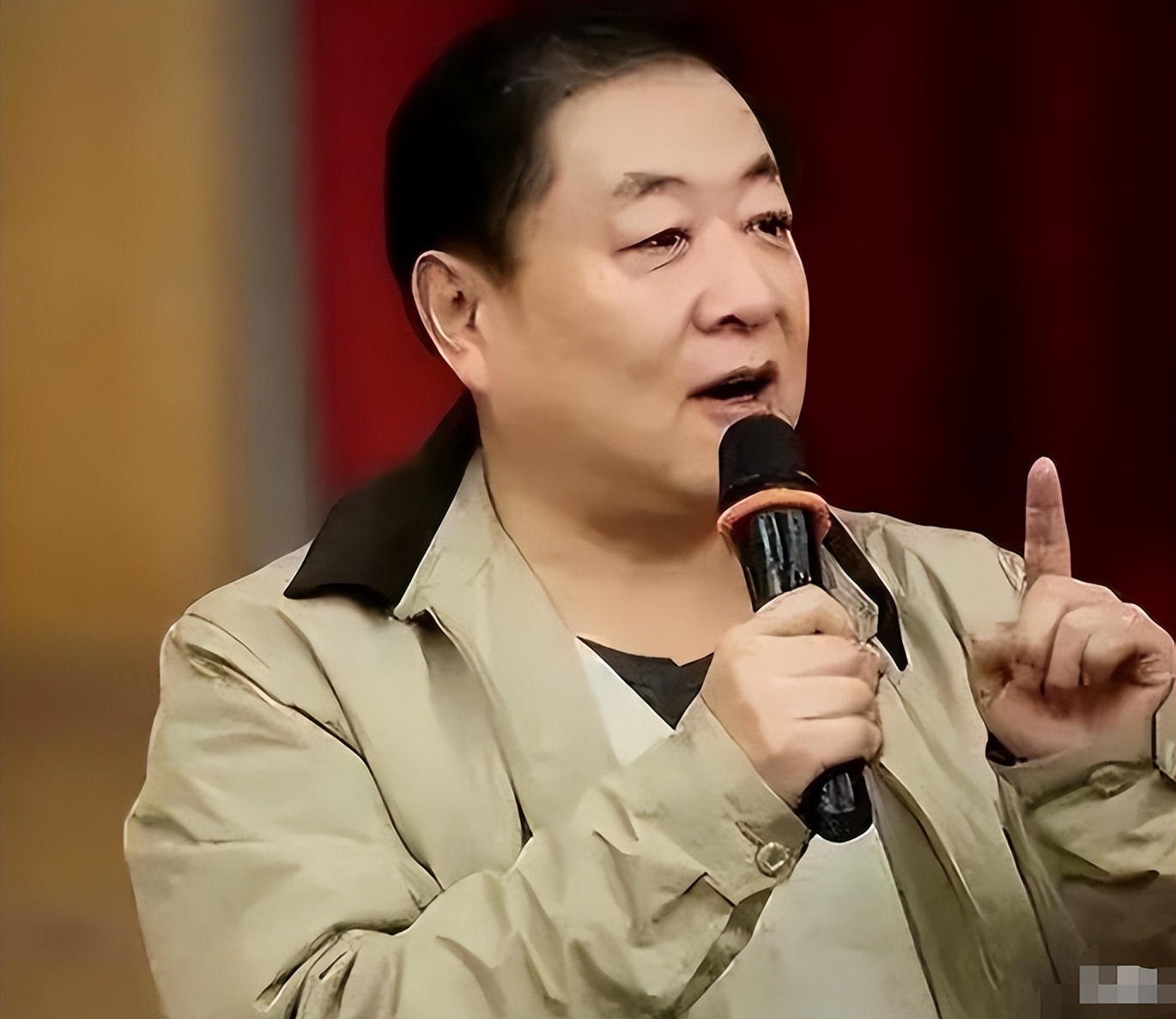 他三婚三离，发妻再嫁李幼斌，65岁独自抚养3个娃，生活悠哉幸福