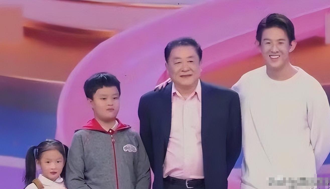 他三婚三离，发妻再嫁李幼斌，65岁独自抚养3个娃，生活悠哉幸福