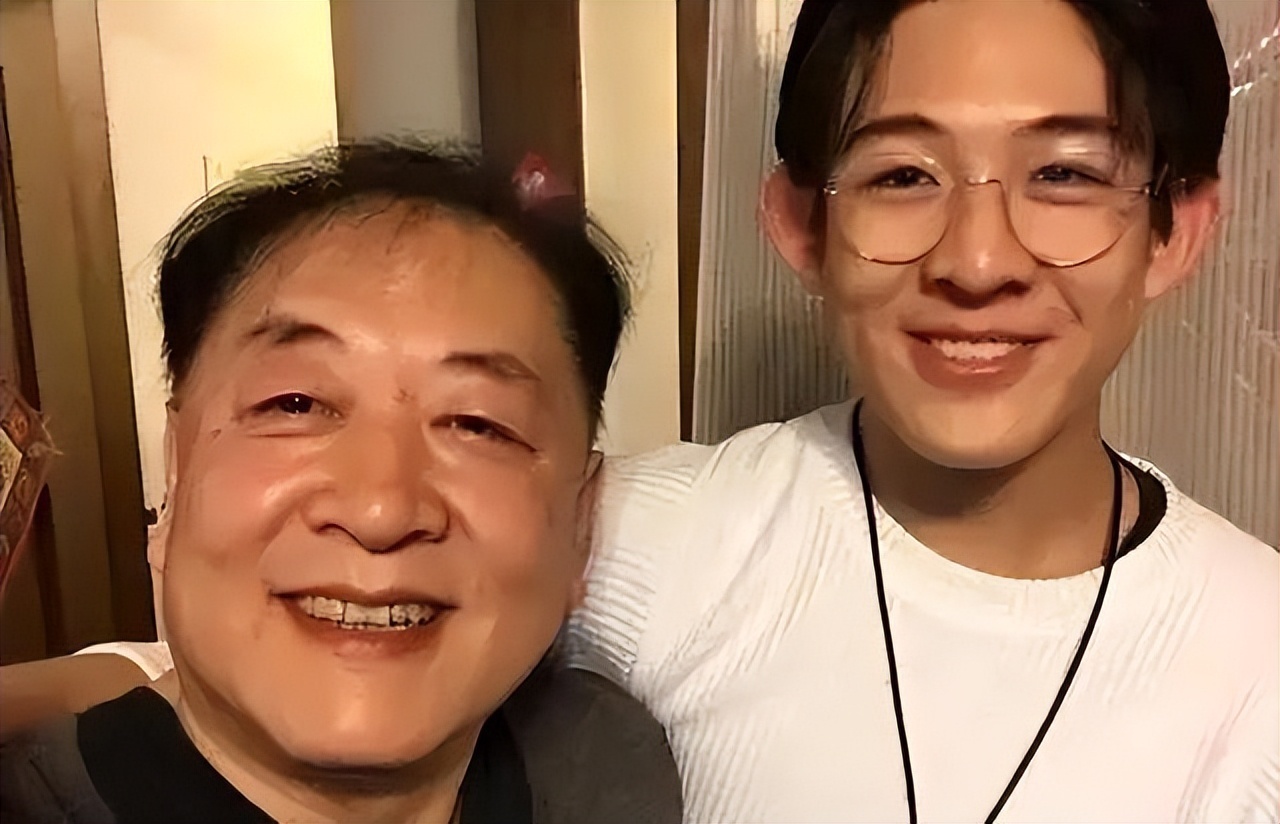 他三婚三离，发妻再嫁李幼斌，65岁独自抚养3个娃，生活悠哉幸福