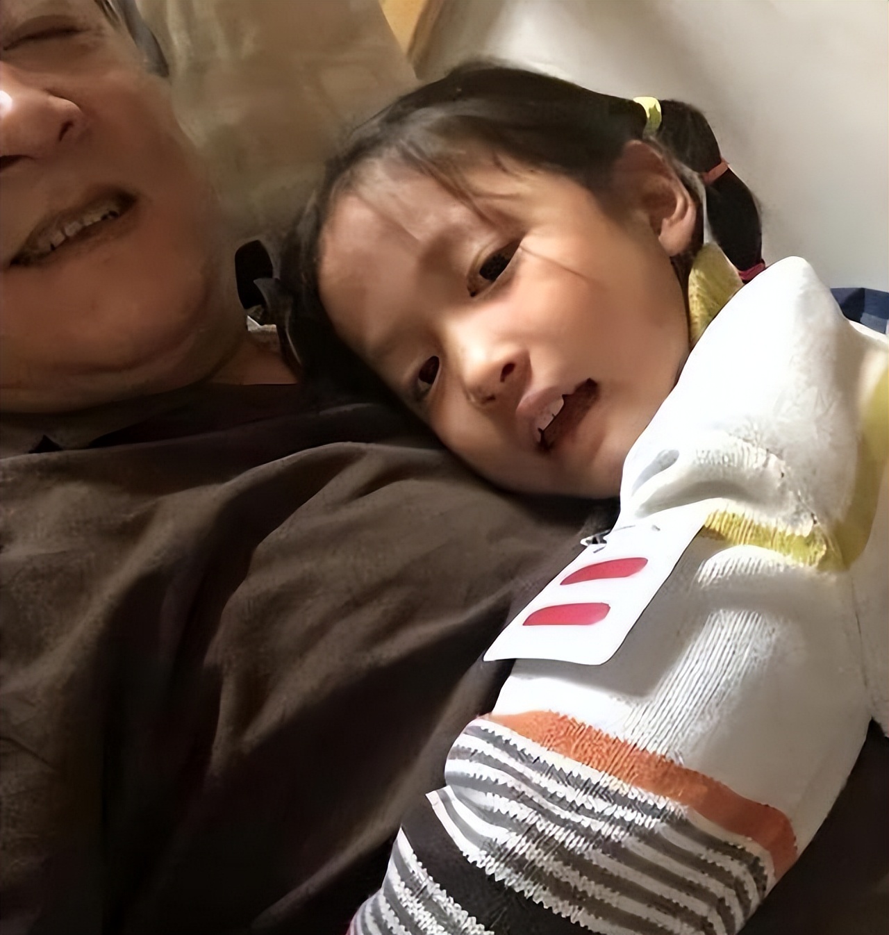 他三婚三离，发妻再嫁李幼斌，65岁独自抚养3个娃，生活悠哉幸福