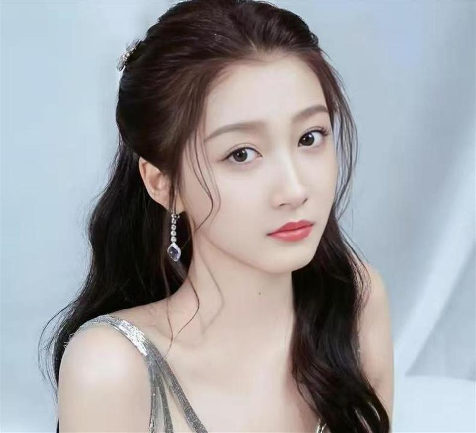 炸穿热搜：CP绯闻、小号疑云、抄袭风波，女神惨变，关晓彤最意外