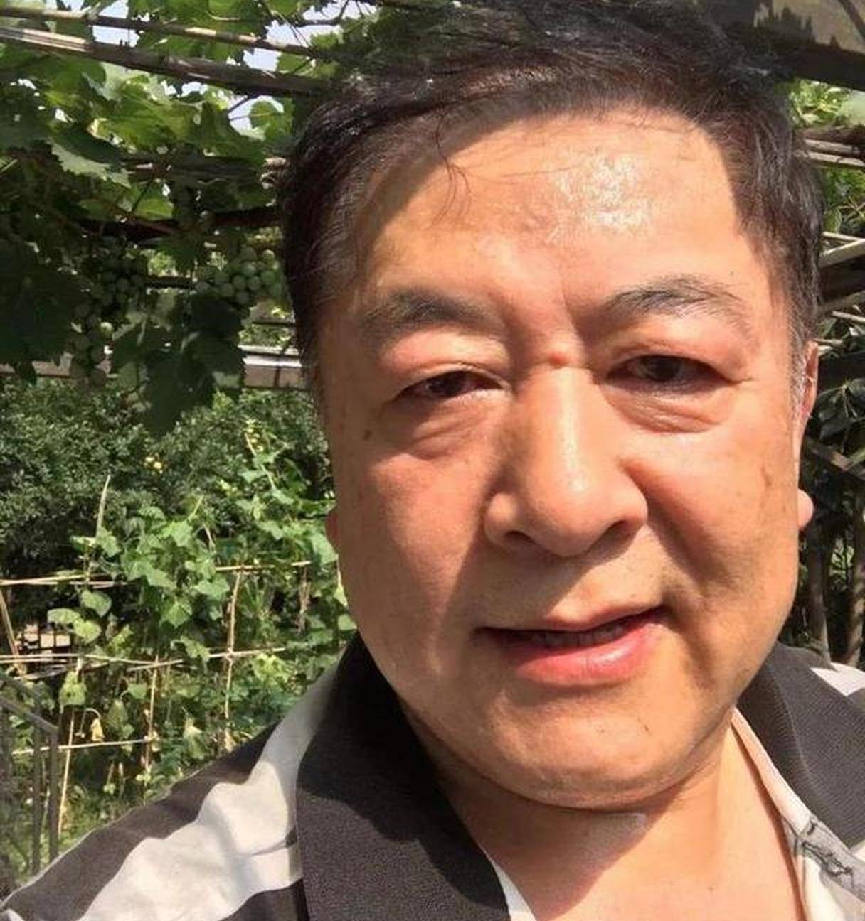 他三婚三离，发妻再嫁李幼斌，65岁独自抚养3个娃，生活悠哉幸福