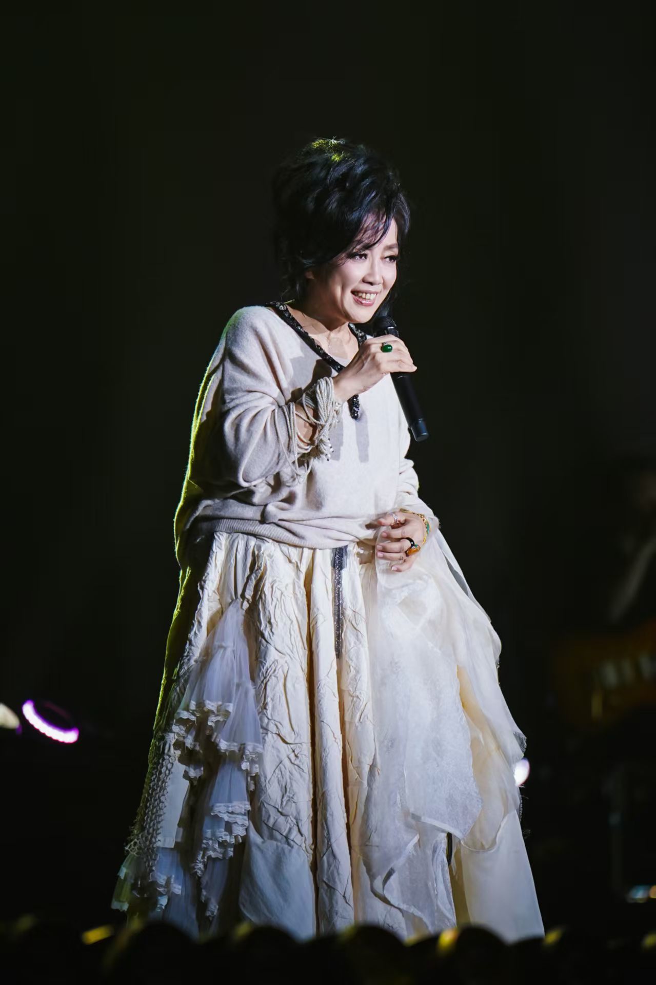 齐豫「风采依旧·在」厦门开唱!2.0版体育馆首秀,闽南语彩蛋惊喜满满 齐豫「风采依旧·在」厦门开唱!2.0版体育馆首秀,闽南语彩蛋惊喜满满